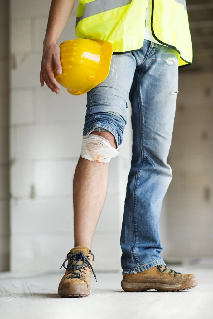 무릎을 다친 건설 노동자 미국 사업 보험으로 커버