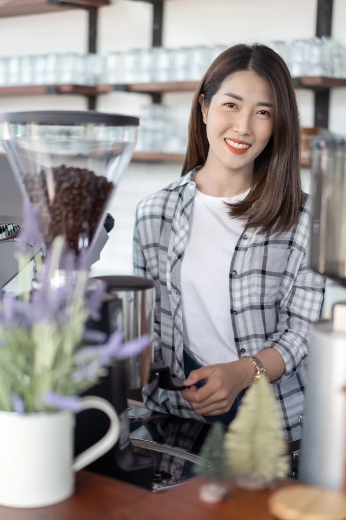 미국 사업 보험 가입 후 웃는 아시아 여성 커피숍 주인